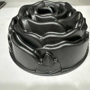 Nordic Ware ROSE Bundt Cake Pan Black Cast Aluminum 10 Cup USA